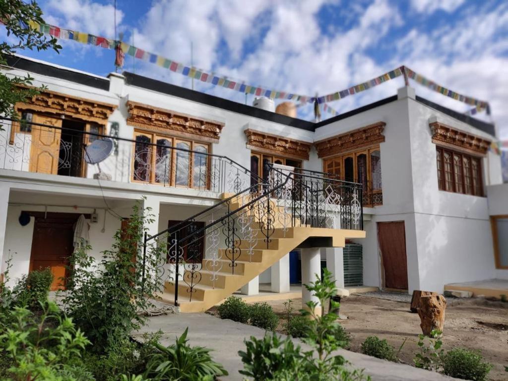 Sernang Homestay Hundar Exteriör bild
